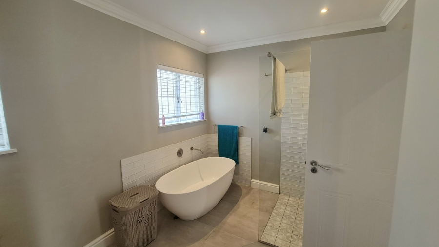 4 Bedroom Property for Sale in Whale Rock Western Cape